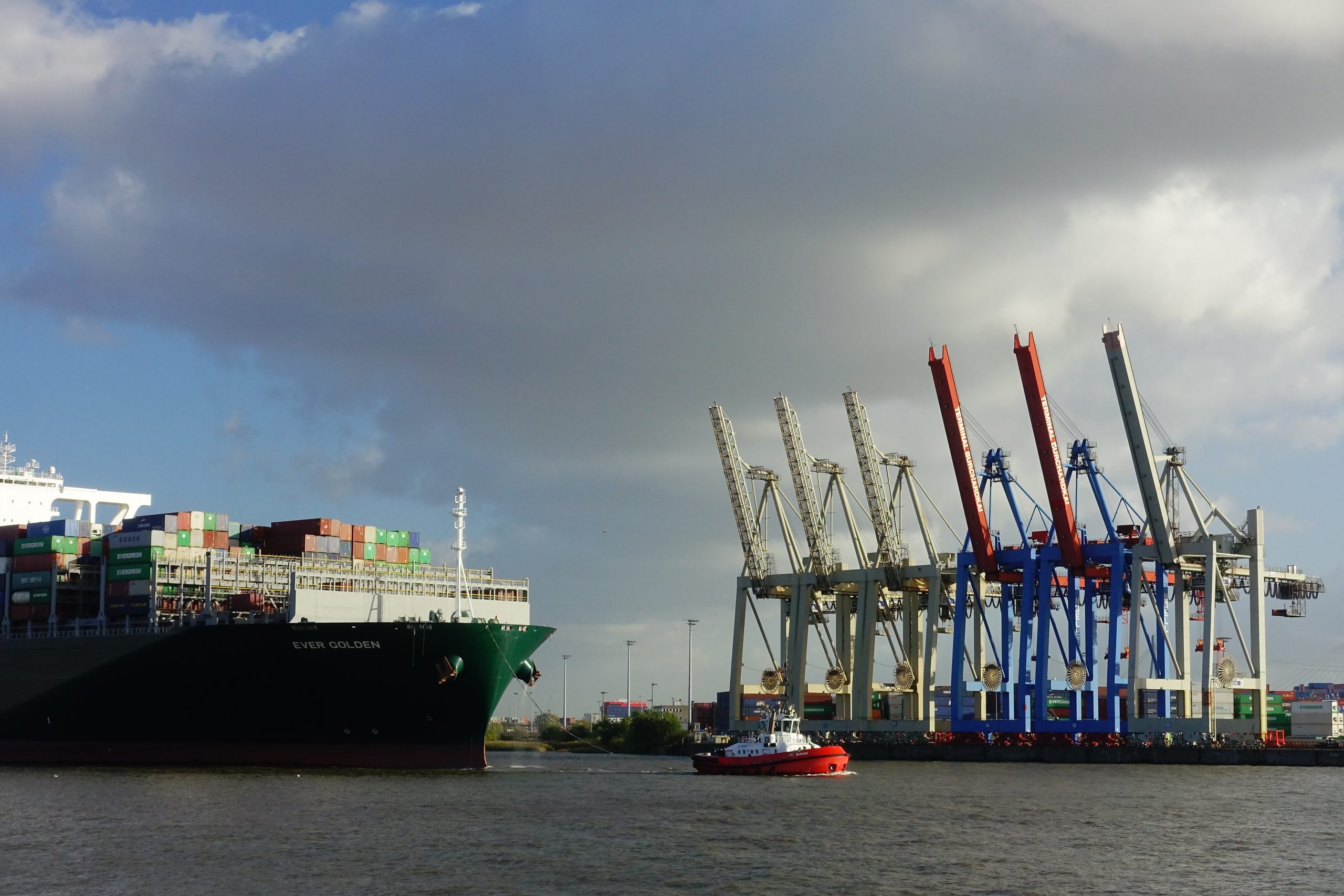 Peak Season Freight Forwarding Services in the Middle East: How Businesses Stay Fast When Demand Surges